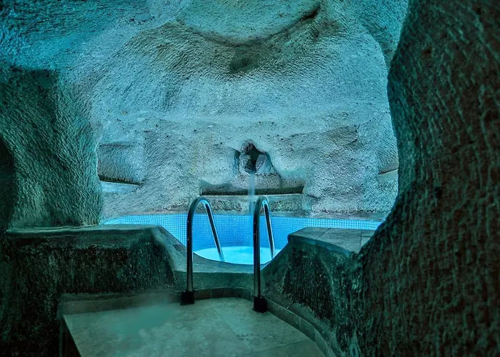 Hotel Sah Saray Cave Halal